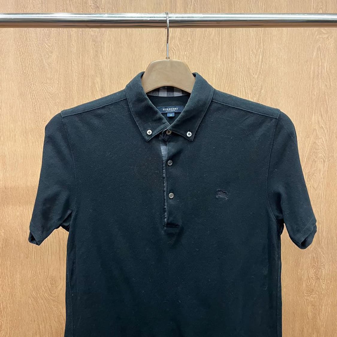 버버리 런던 코튼 카라 티셔츠 로고 자수 버튼 클로징 디테일 블랙 상품이미지4