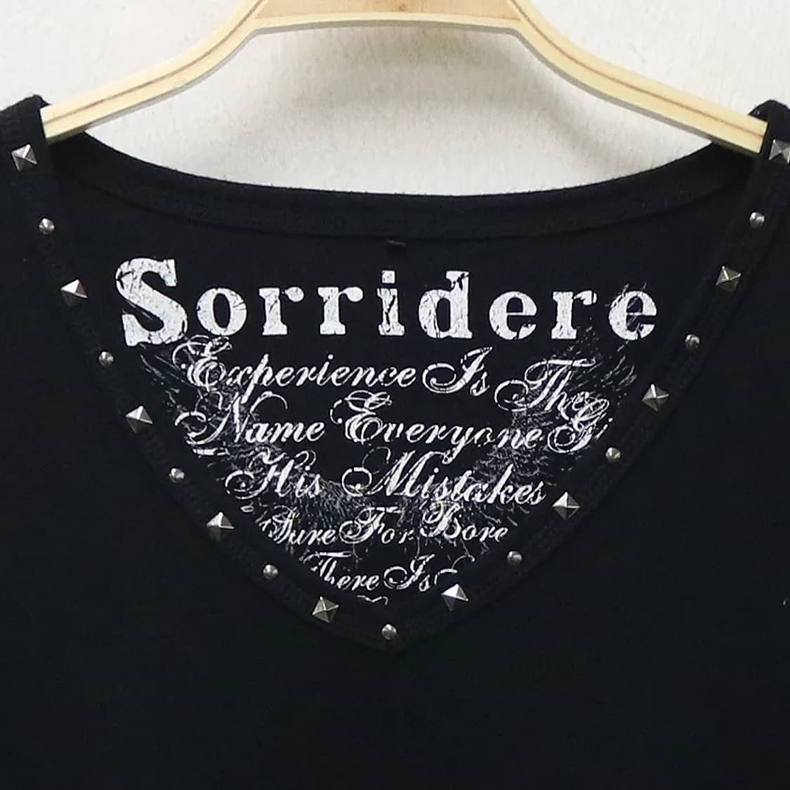 SORRIDERE  스터드 브이넥 레터링 언발 티셔츠 63601 상품이미지5