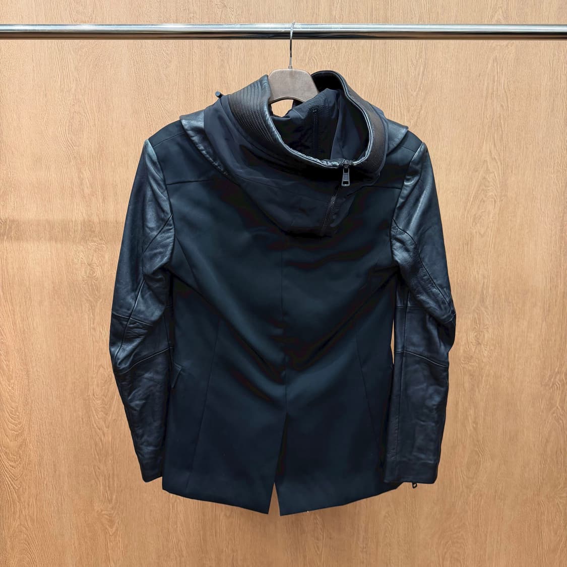 준지 울 긴팔 자켓 램스킨 배색 후드 소매 지퍼 디테일 레귤러핏 블랙 상품이미지3