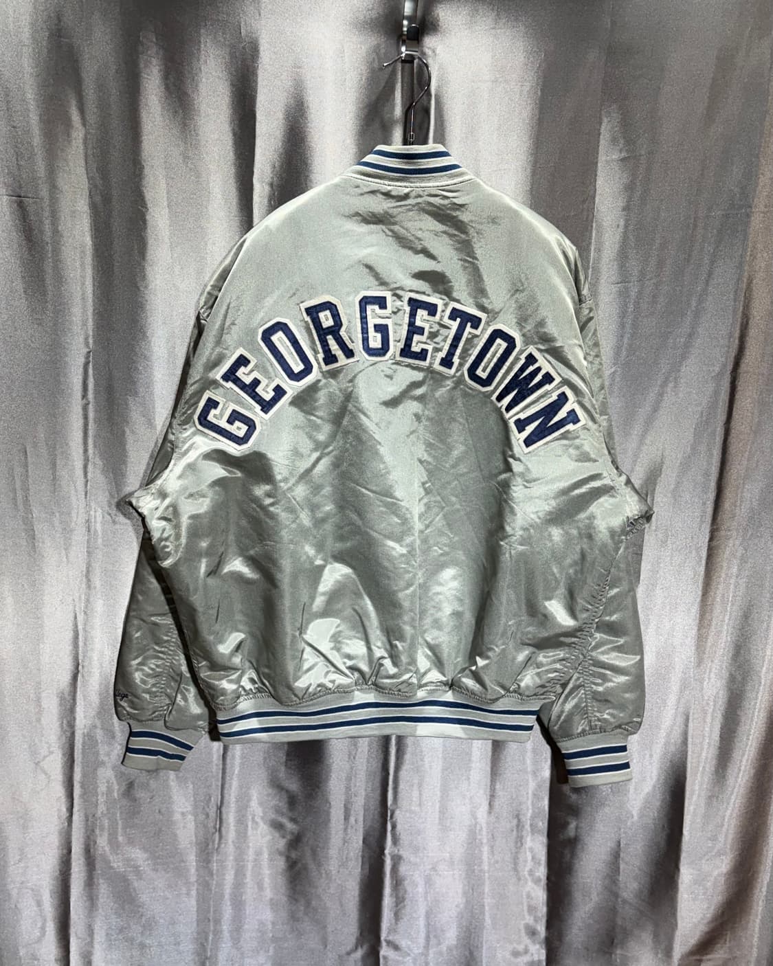 L U.S. College Hoyas 불독패치 사틴 실버 블루종 상품이미지4