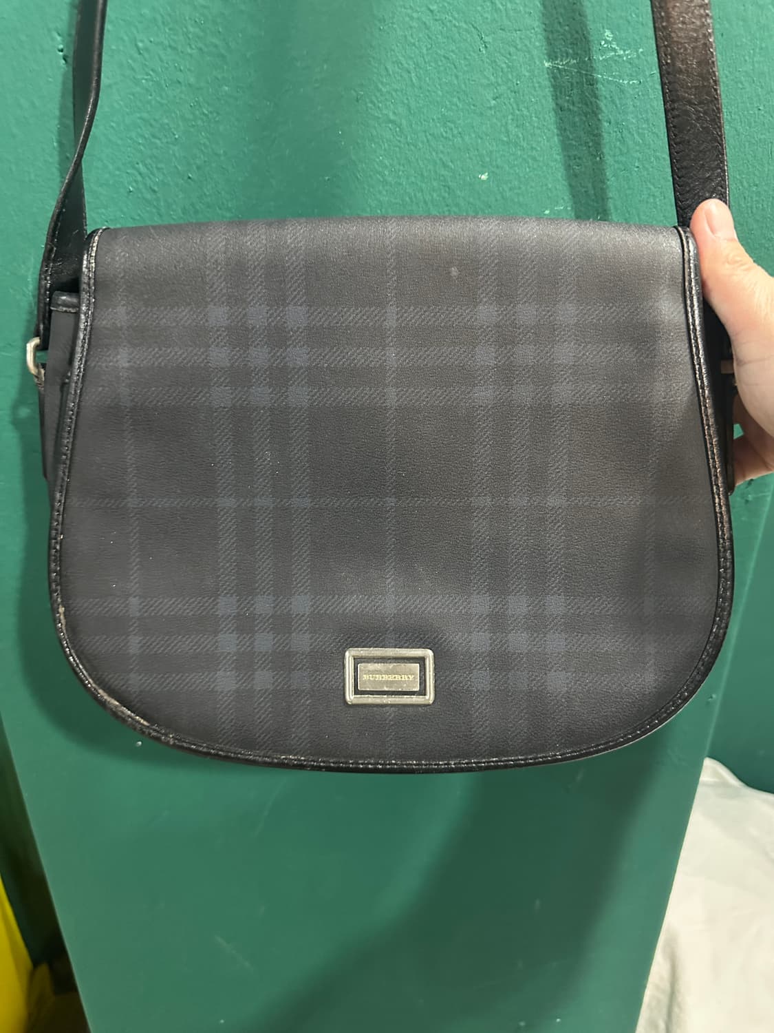 버버리 체크 크로스백 블랙 상품이미지3