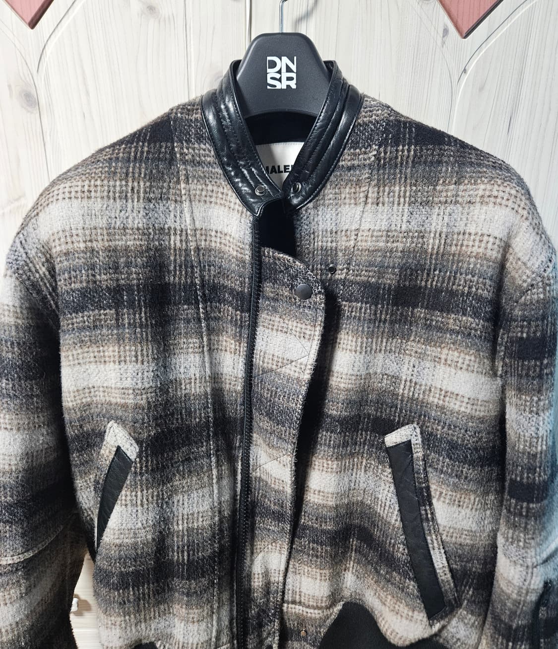 알렌느 레더 패치드 3d 핑거 홀 봄버 블루종 브라운 체크 상품이미지1