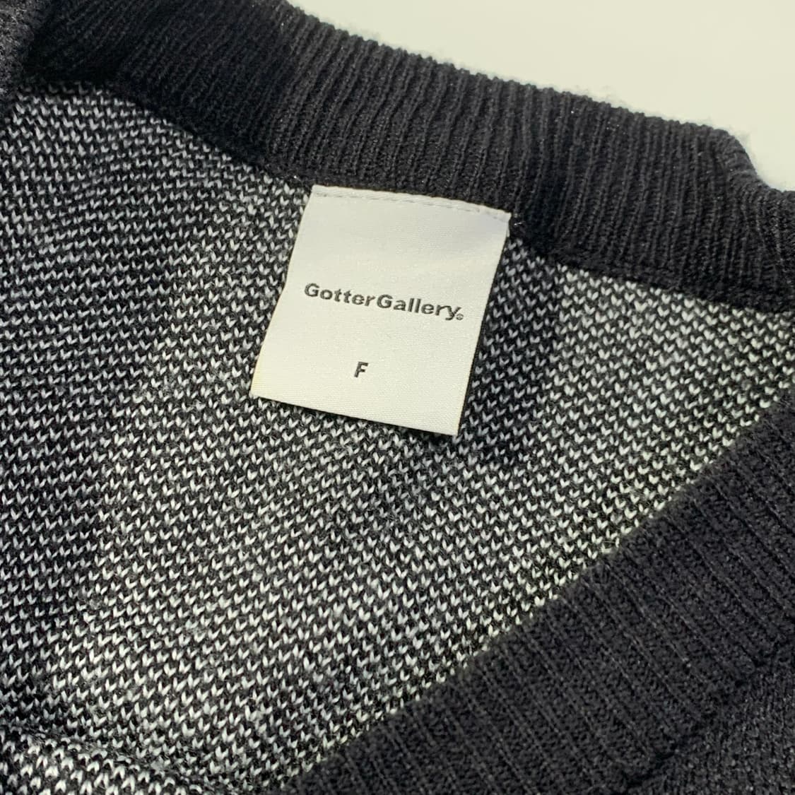 가터 갤러리 스펠로고 라운드 니트 상품이미지3