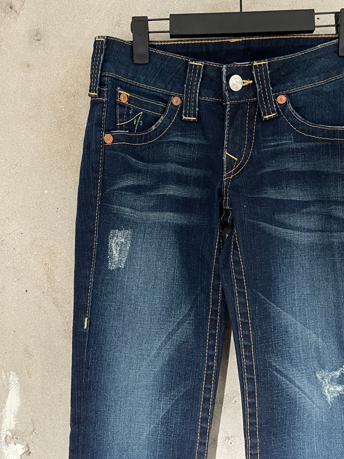 트루 릴리전 조니 진청 데미지 워싱 로우 라이즈 데님 팬츠 상품이미지2