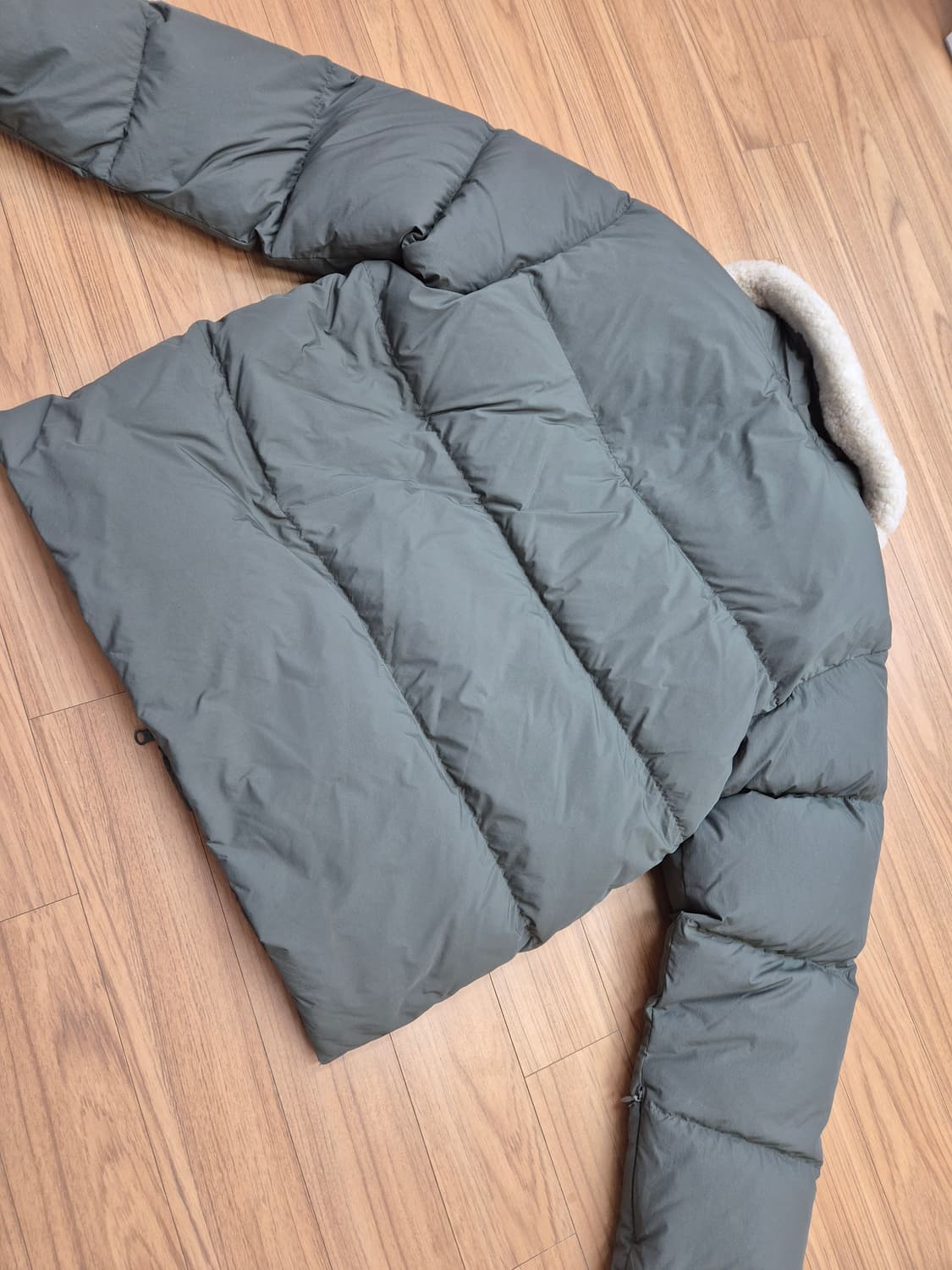 커버낫 올리브 색상 숏패딩 L사이즈 판매합니다. 겉재질은 탄탄하고, 목  상품이미지8