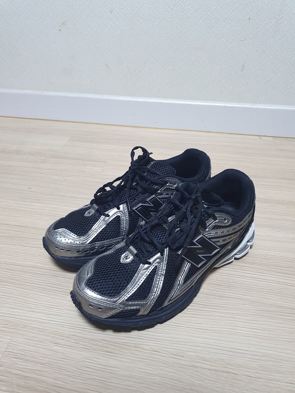 뉴발란스 1906R 블랙 실버 운동화 285 상품이미지4