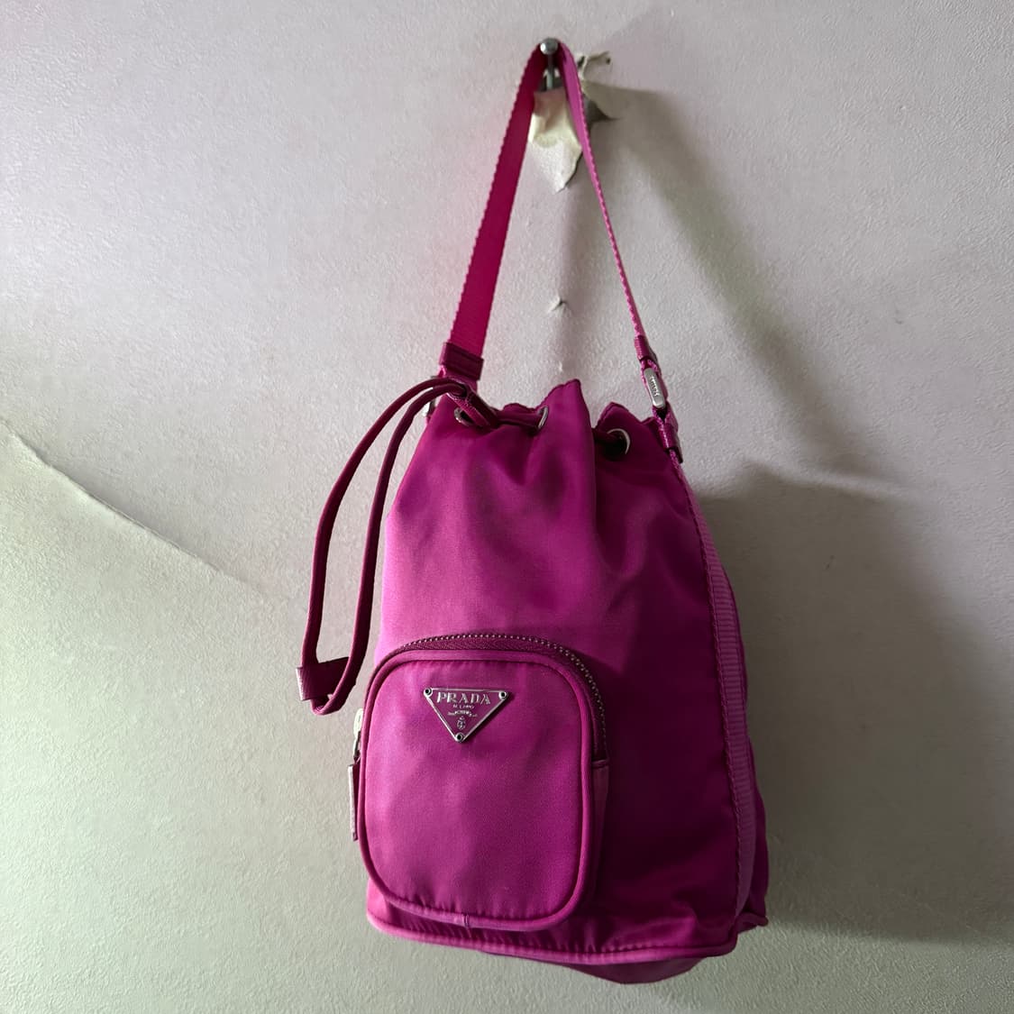 프라다 포코노 나일론 미니 버킷 토트백  상품이미지9