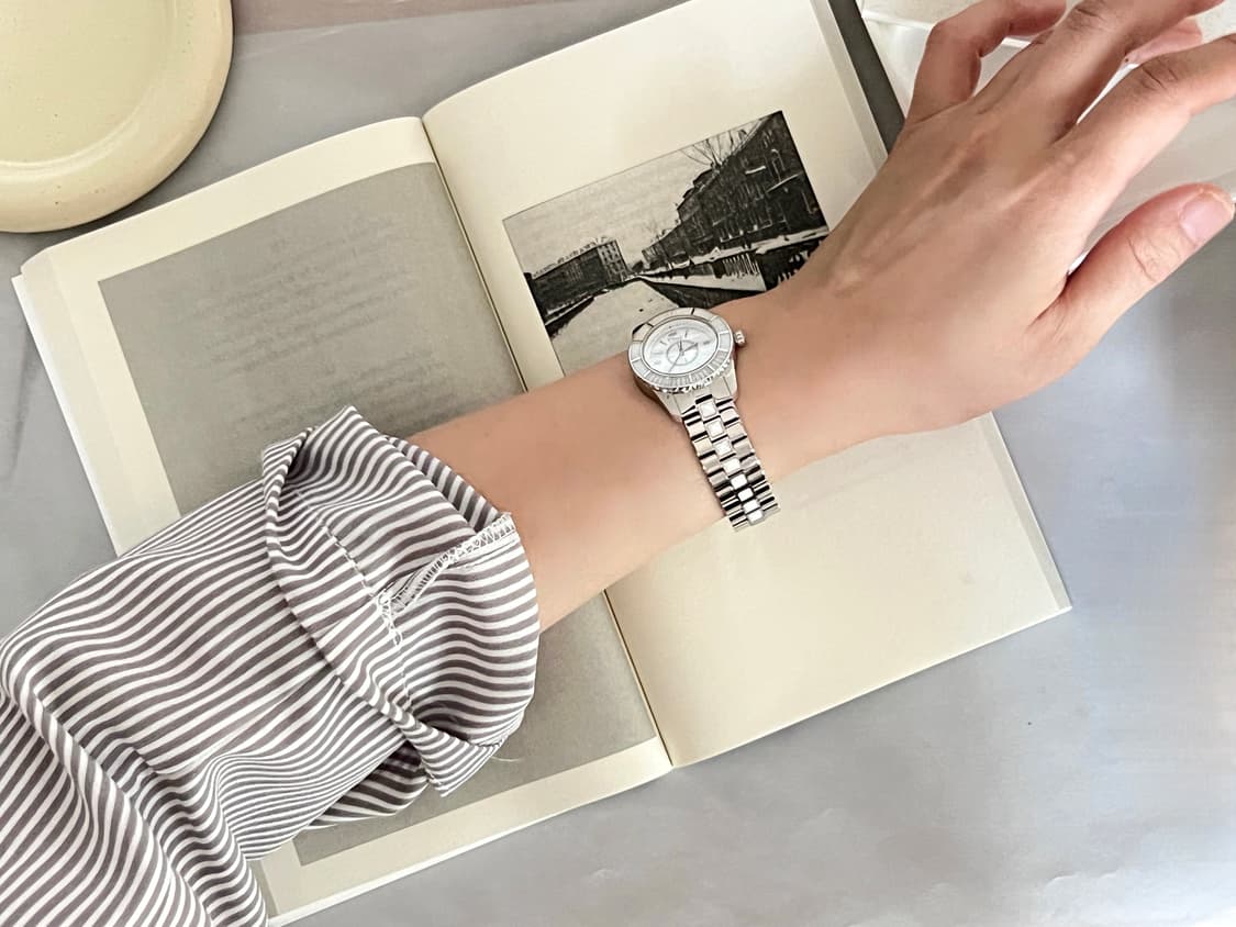 Christian Dior 화이트 크리스탈 디올 여성 시계 상품이미지10