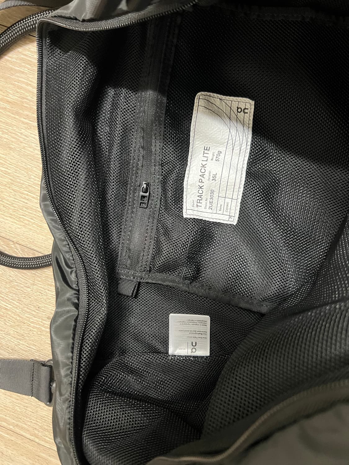 온러닝 트랙팩 라이트 35L  토드백크로스백 블랙 상품이미지2