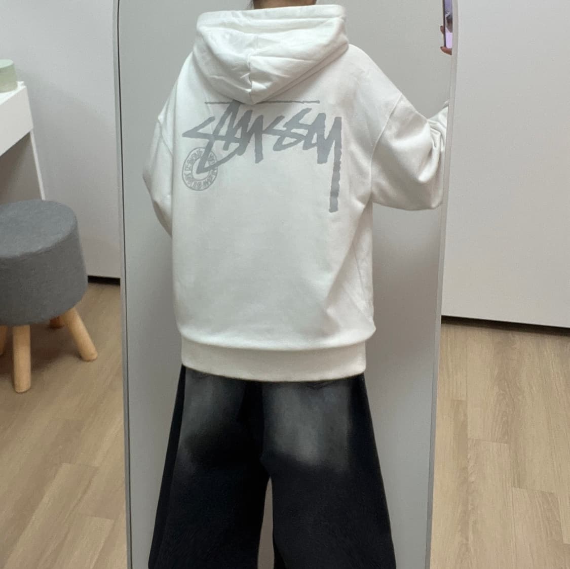 스투시 디자인스 백로고 화이트 후드티 상품이미지1