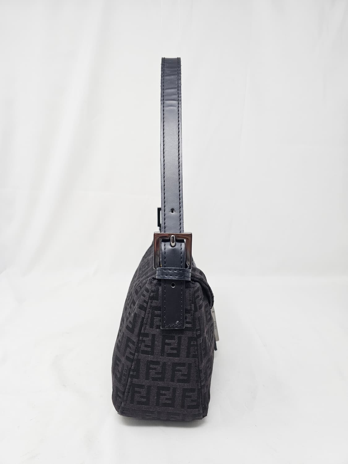 FENDI 펜디 FF 바게트백 블랙 모노그램 숄더백 상품이미지3