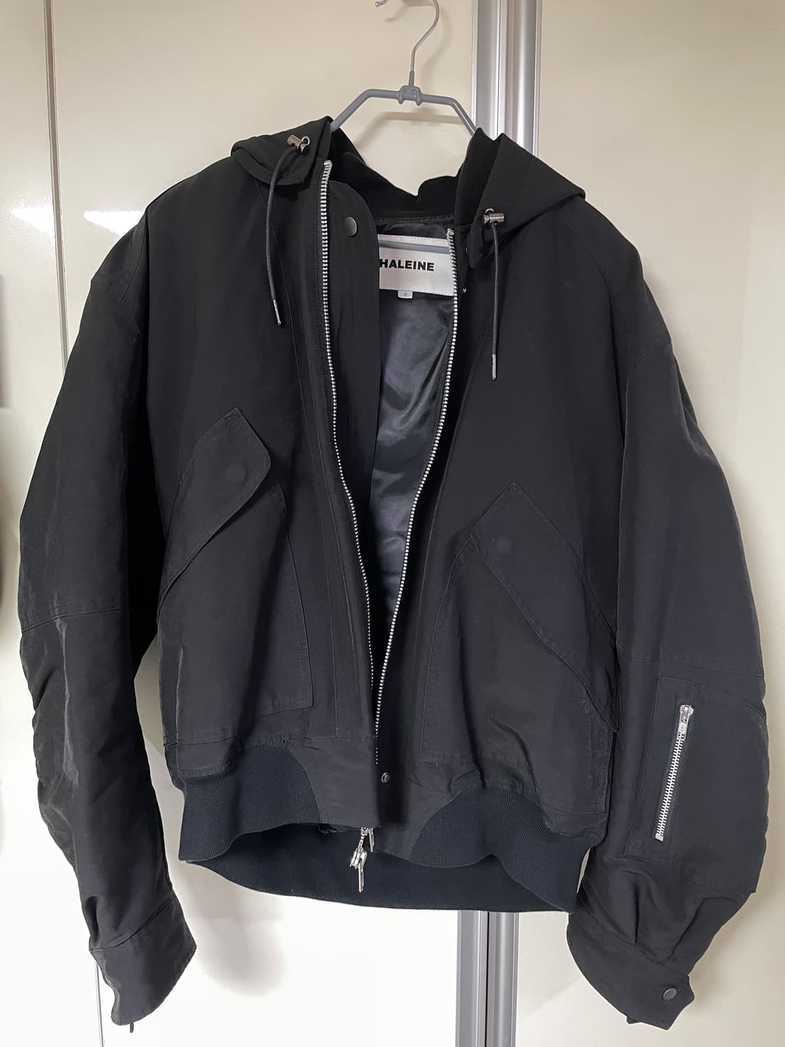 알렌느 사틴 3D 디테처블 핑거 홀 후드 봄버 블랙 2사이즈 상품이미지1