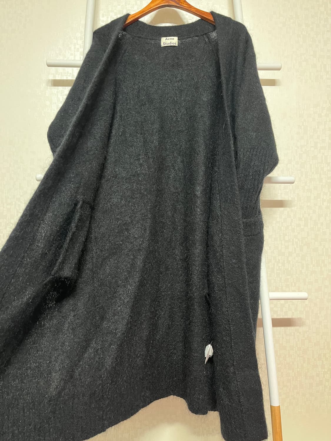 아크네 모헤어 가디건 검정 상품이미지3