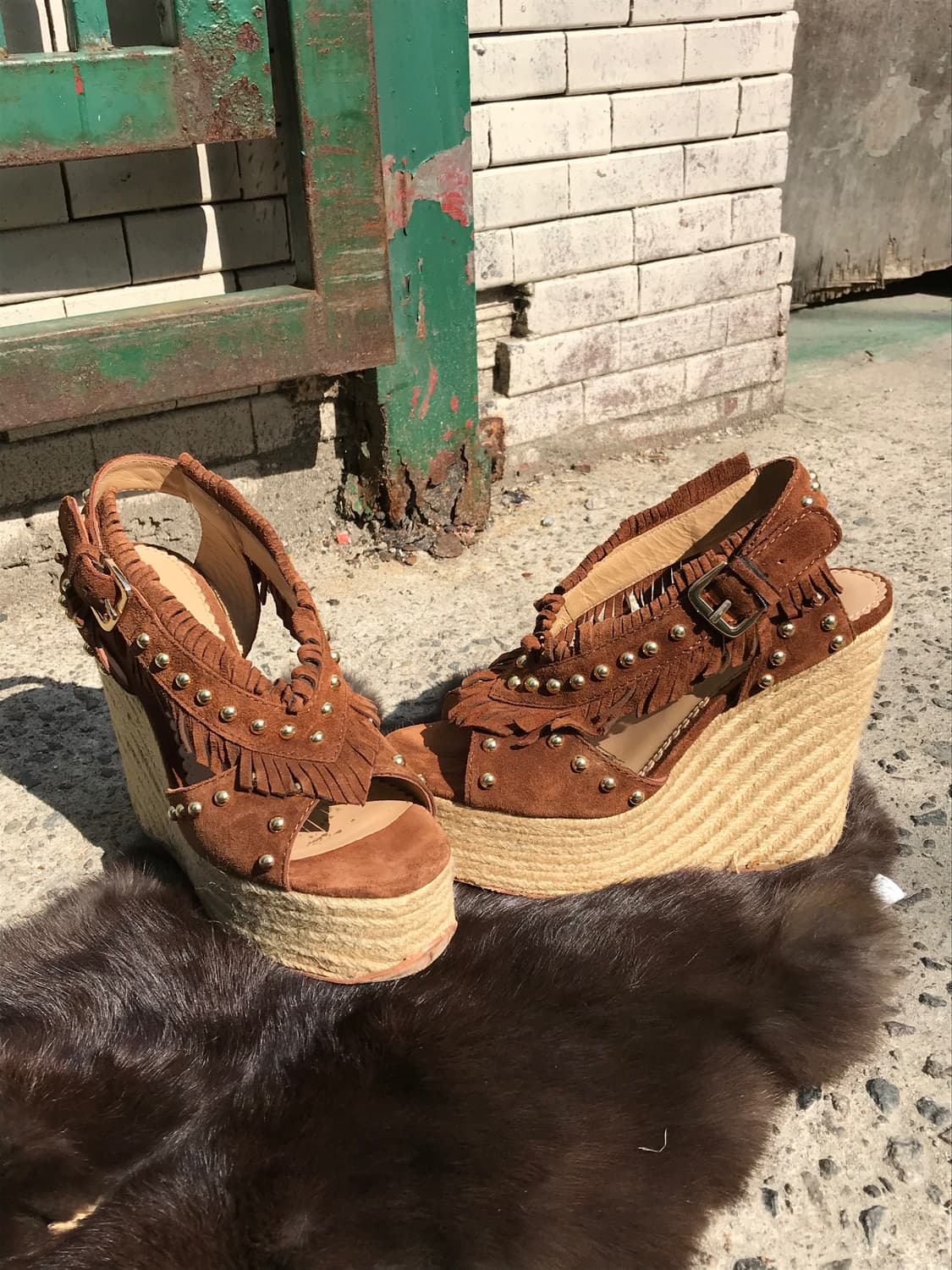 ASH BALI 프린지 골드 스터드 웨지힐 샌들 상품이미지2