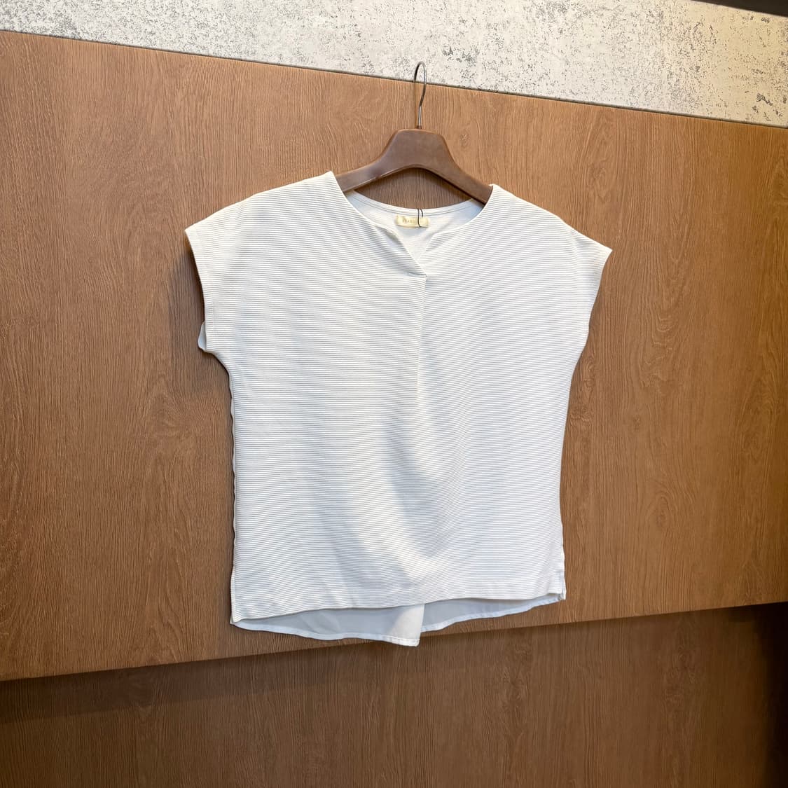 빔즈 하트 슬릿넥 슬리브리스 블라우스 레이어드 디테일 루즈핏 아이보리 상품이미지1