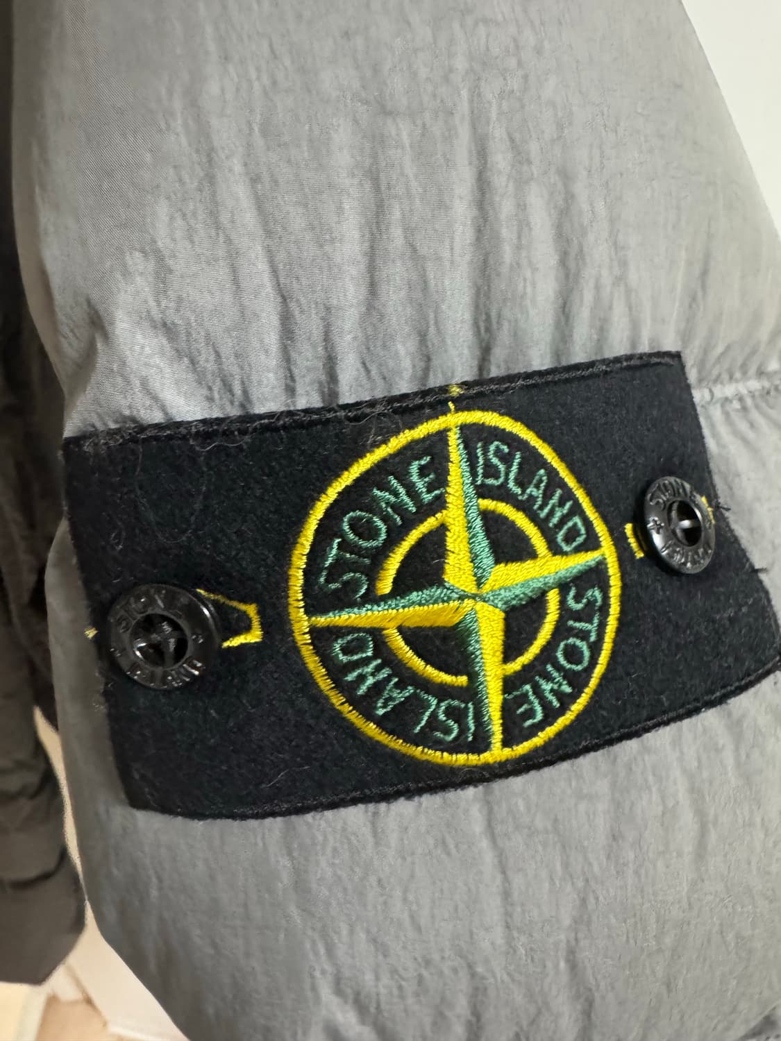 [M] 스톤 아일랜드 크링클 랩스 리사이클 나일롱 패딩 시멘트 상품이미지3