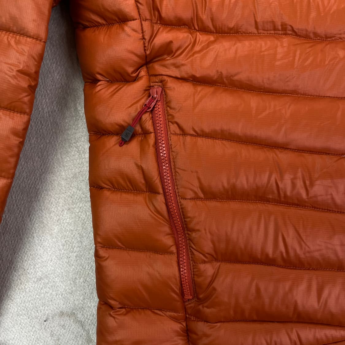 100 살로몬 라이트다운 경량 패널 패딩  상품이미지4