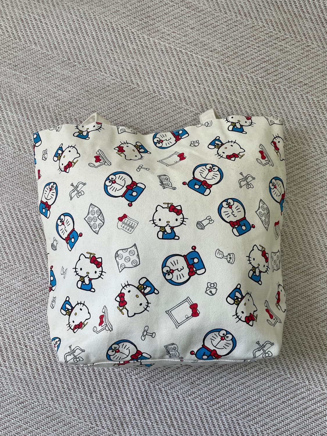 헬로키티 x 도라에몽 올오버 캐릭터 프린트 캔버스 토트백 J04172 상품이미지6