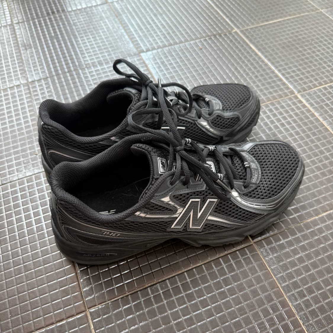 뉴발란스 740v2 블랙 실버 메탈릭 275 상품이미지2