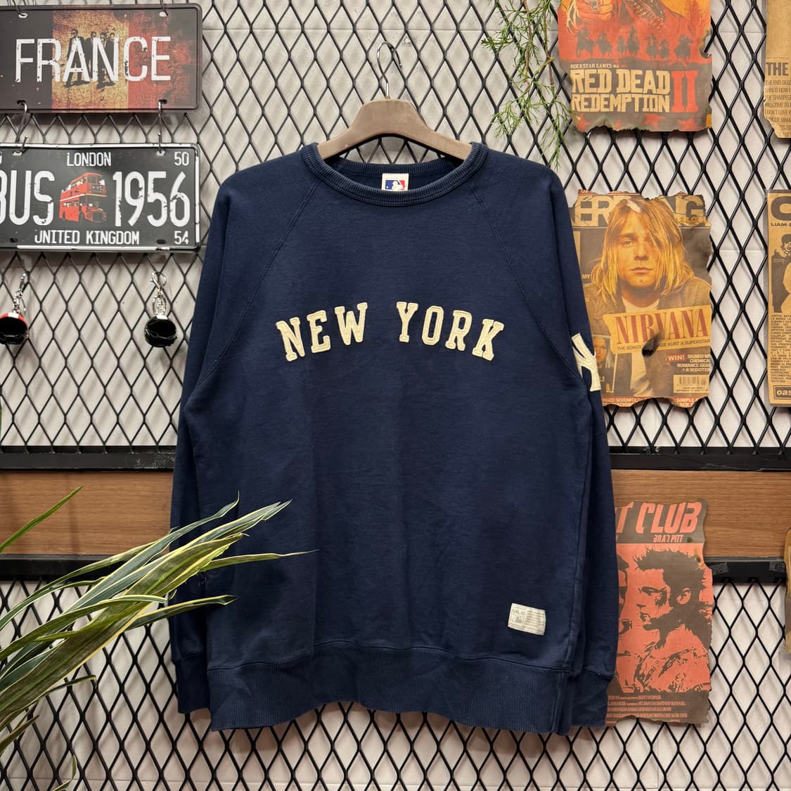 MLB X 양키스 맨투맨 전면 레터링 로고 포인트 네이비 상품이미지1