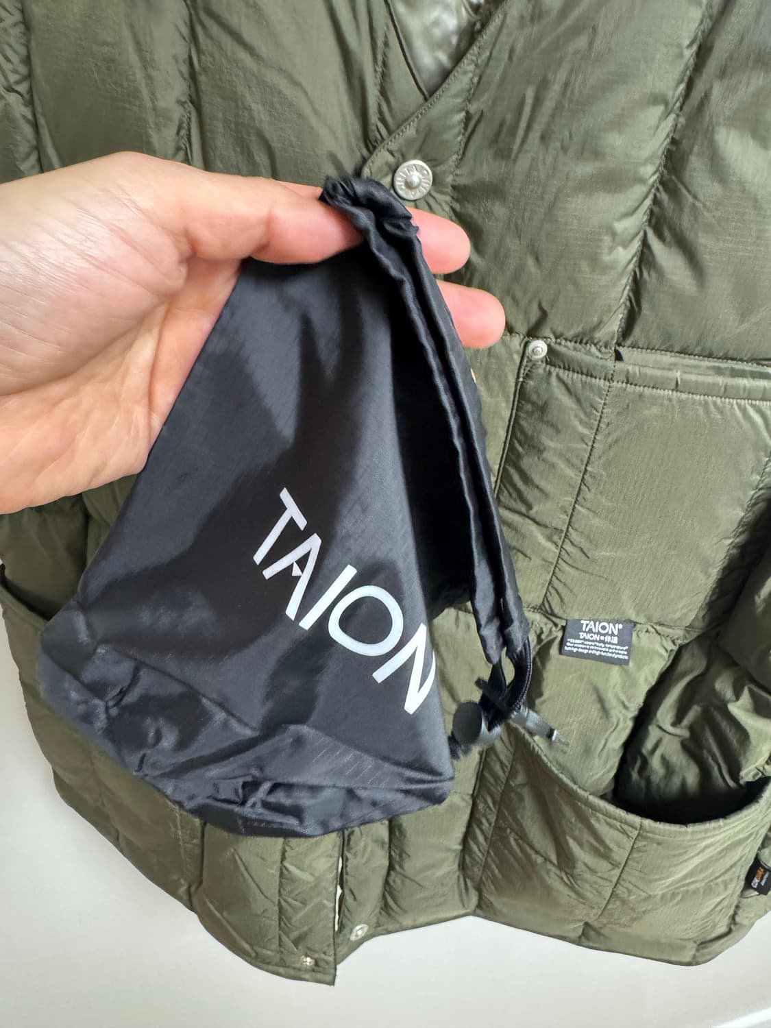 [XXL/새제품급] 타이온 워크 V넥 버튼 다운 베스트 (딥올리브) 상품이미지4