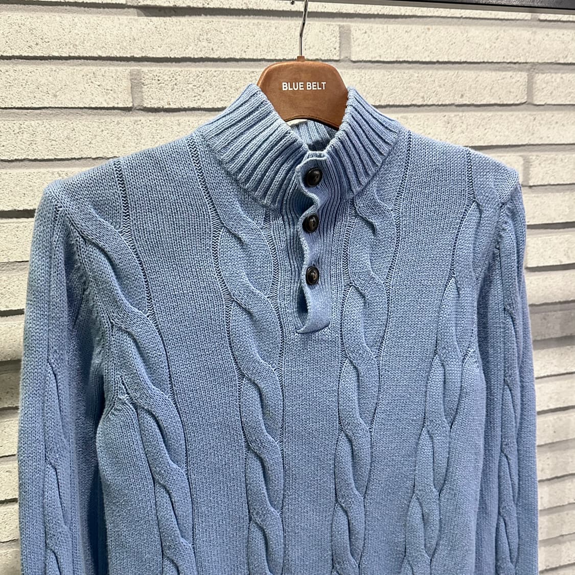 CHAPS 챕스 하이넥 3버튼 케이블 니트 골지마감 디테일 스카이블루 상품이미지4