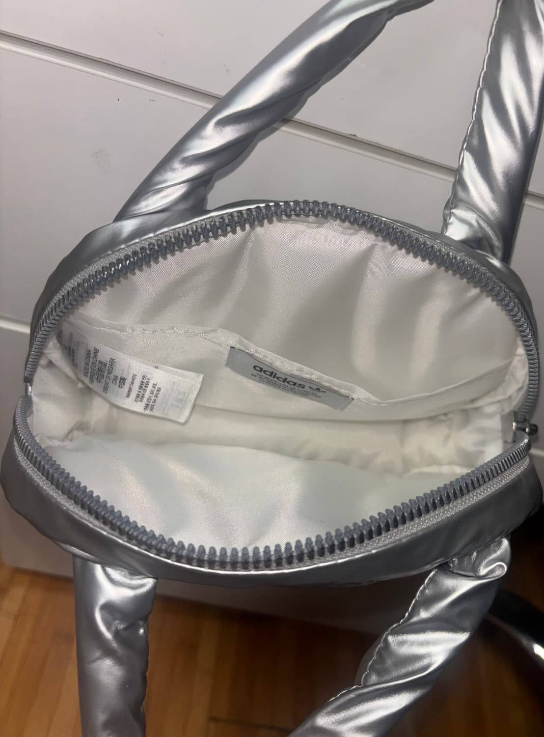 아디다스 Adidas 메탈릭 실버 미니 볼링백 상품이미지3