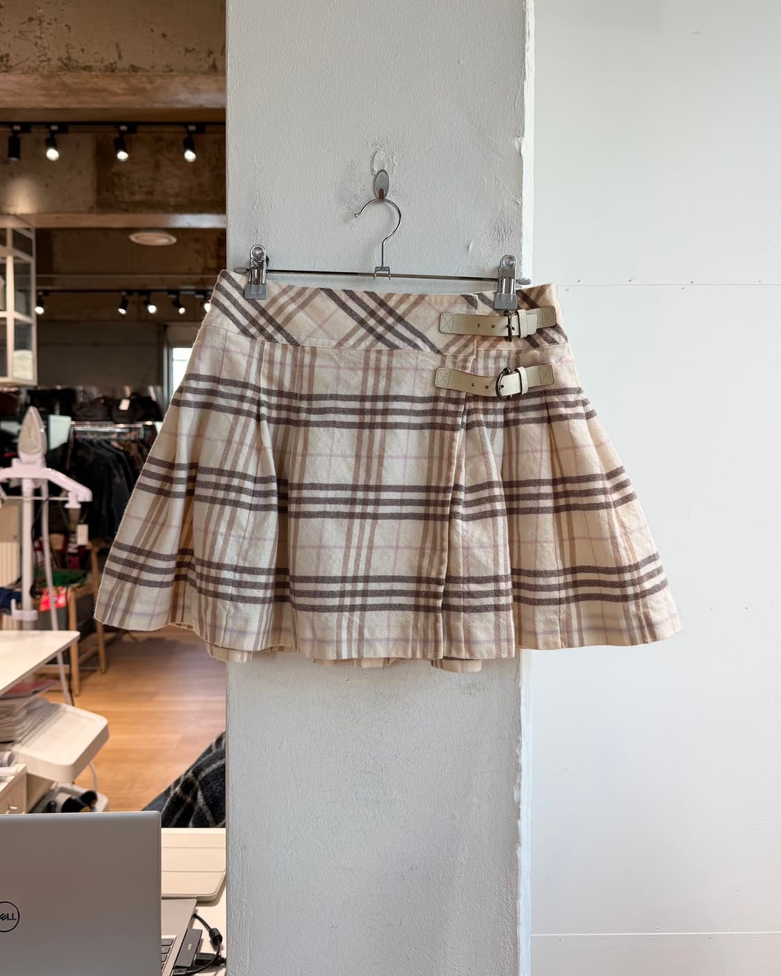 버버리 블루라벨 베이지 노바체크 버클 핀턱 미니스커트  상품이미지2