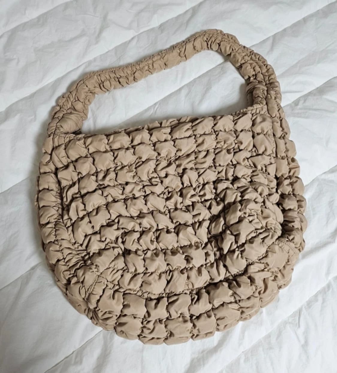 COS 코스 퀼팅백 오버사이즈 베이지 상품이미지4