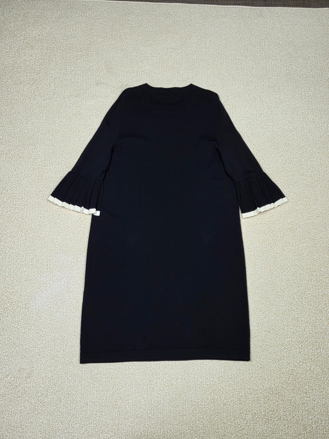 [COS] 플리츠 소매 배색 니트 원피스 | A00163 상품이미지7