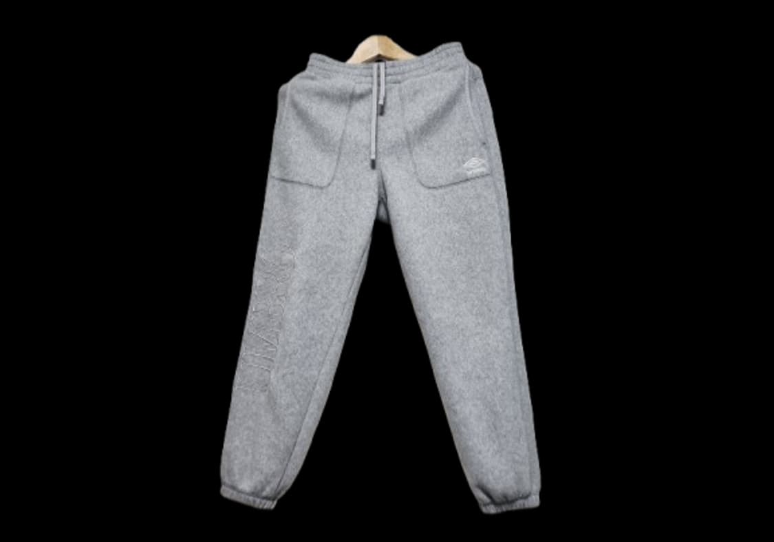 남성 2023 엄브로 빅레터링 플리스 팬츠 바지 트레이닝복 그레이 회색 상품이미지1