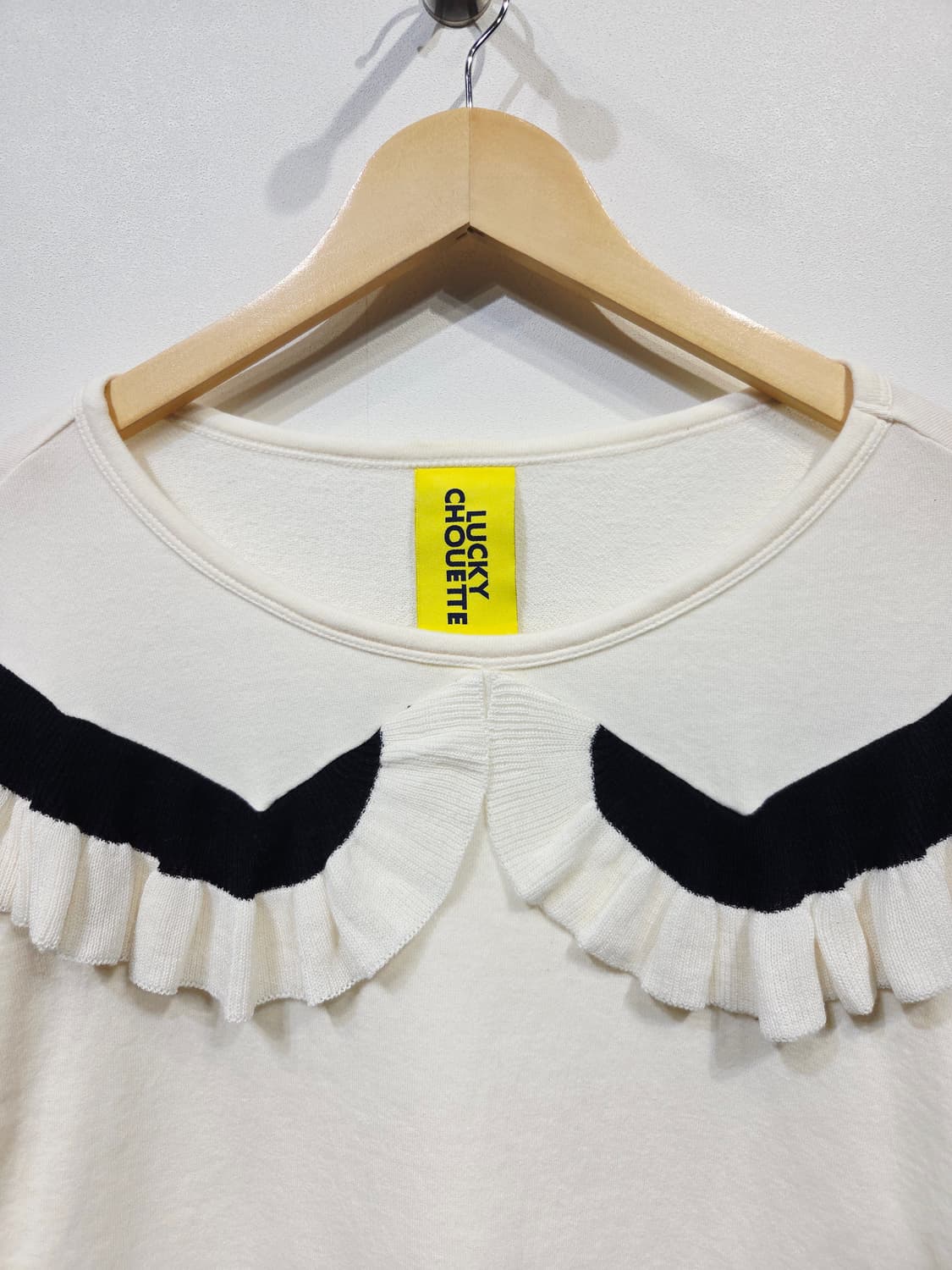 럭키슈에뜨 유니크 프릴 맨투맨 티셔츠 상품이미지3