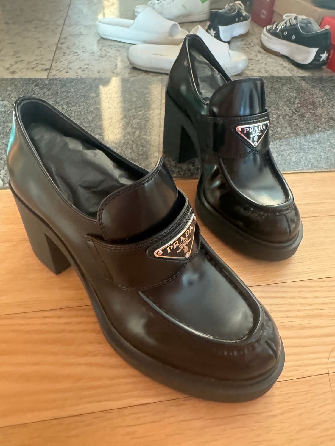 프라다 브러시드 가죽 힐 로퍼 35.5 새상품 상품이미지4