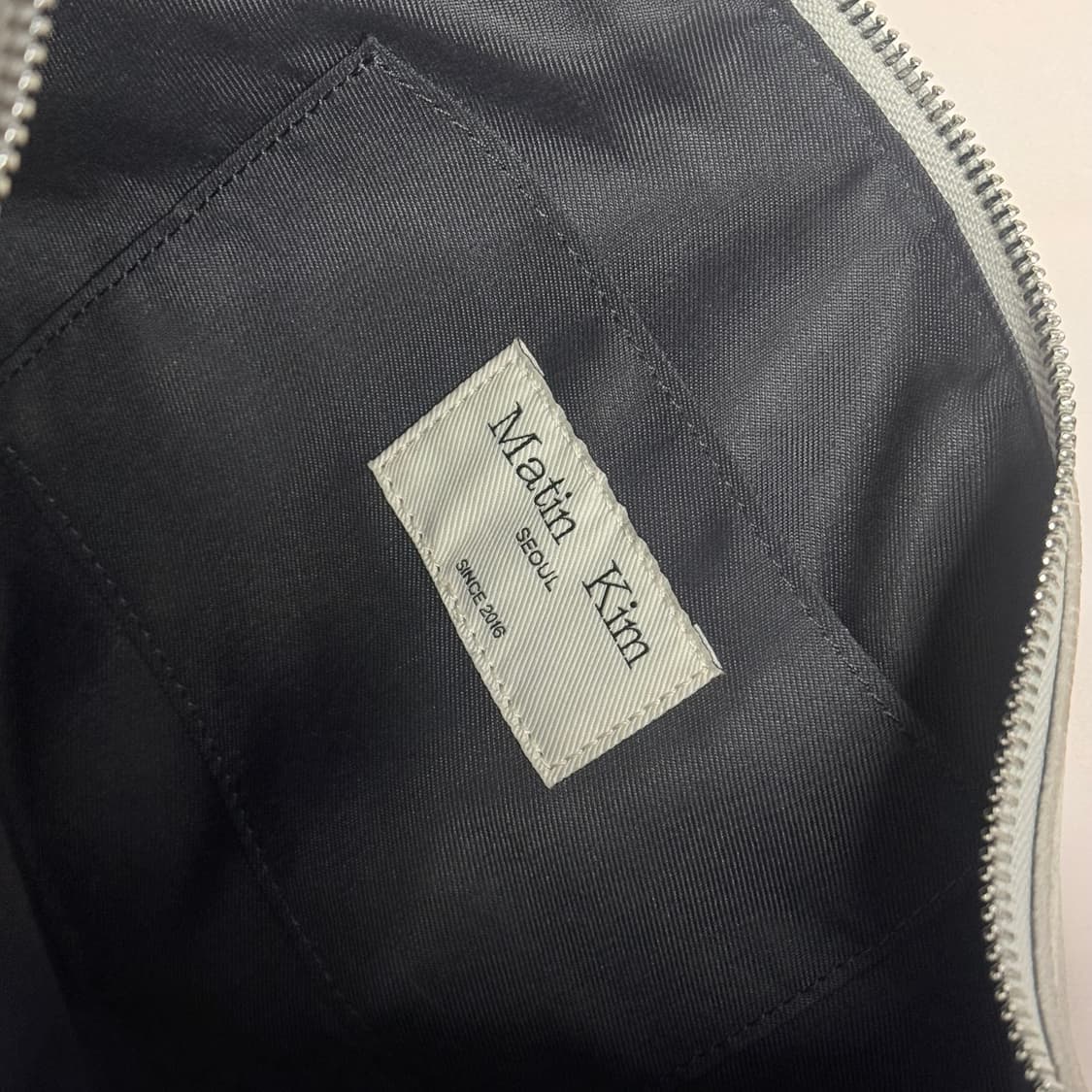 마뗑킴 지퍼 레더 실버 호보백 상품이미지4