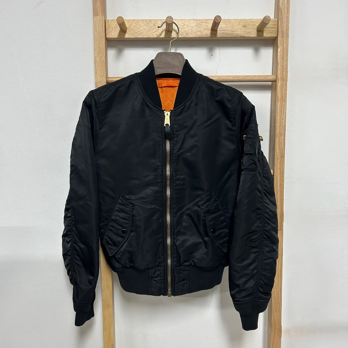 알파인더스트리 ma-1 플라이트 항공점퍼 블랙 상품이미지2