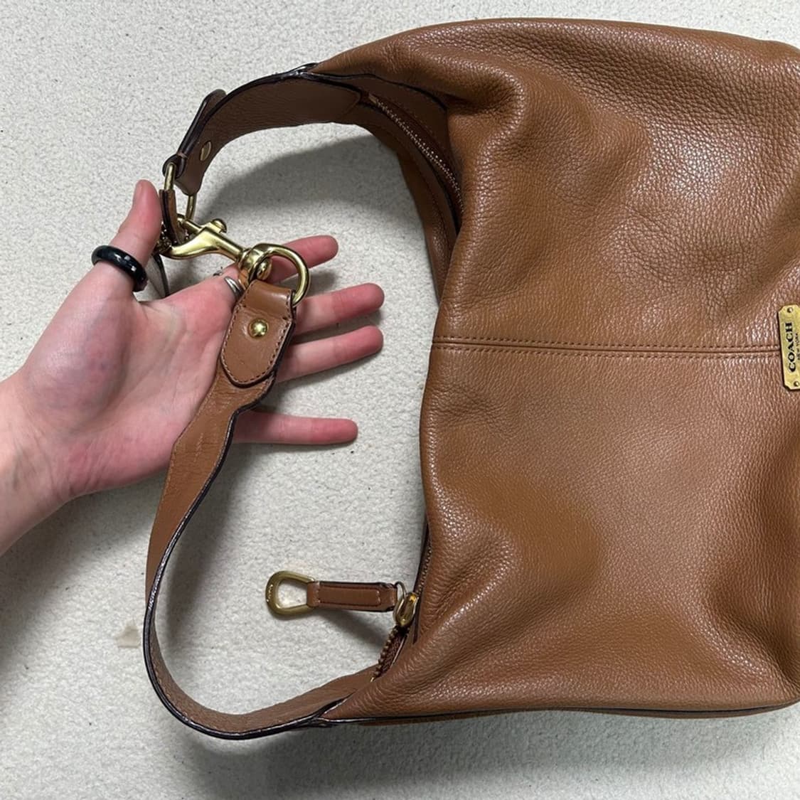 코치 페블 레더 에이버리 호보백 카라멜 상품이미지6