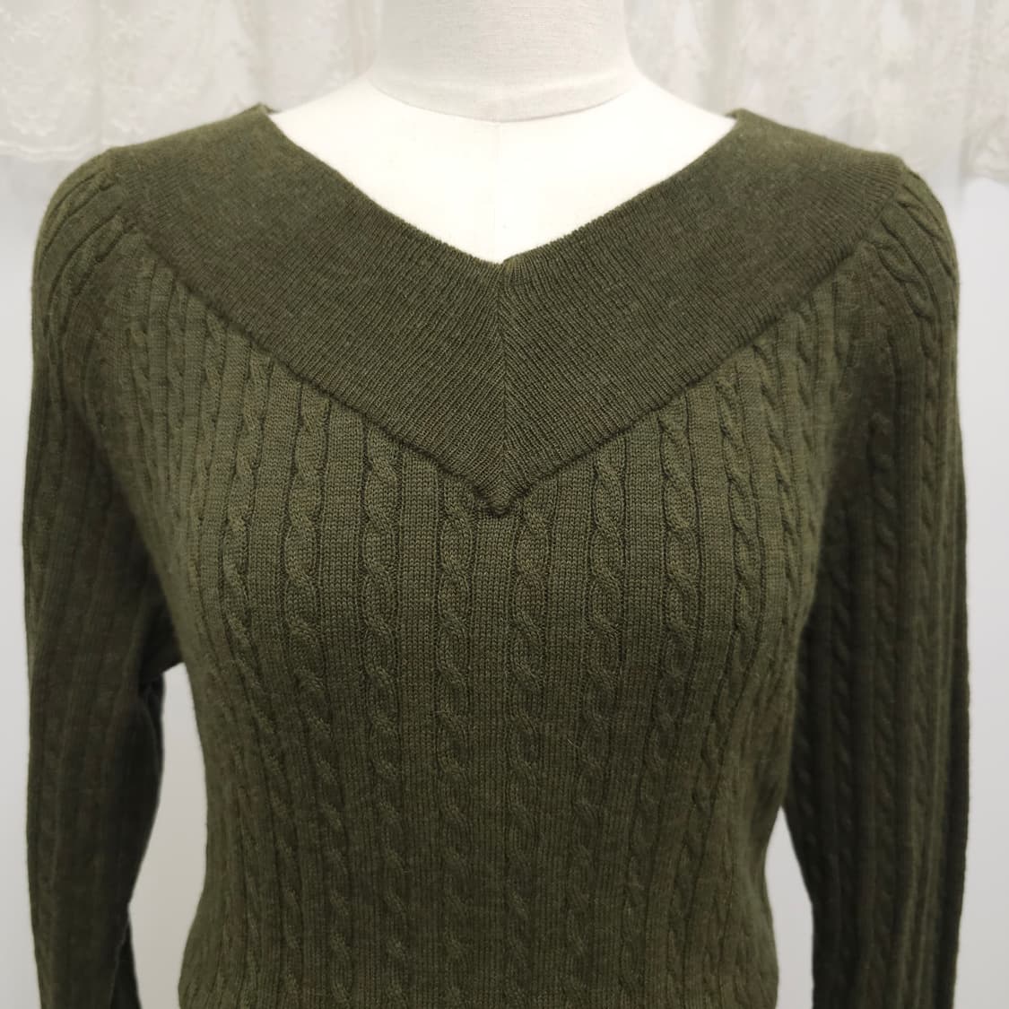 카키 오프숄더 꽈베기 니트 상품이미지5