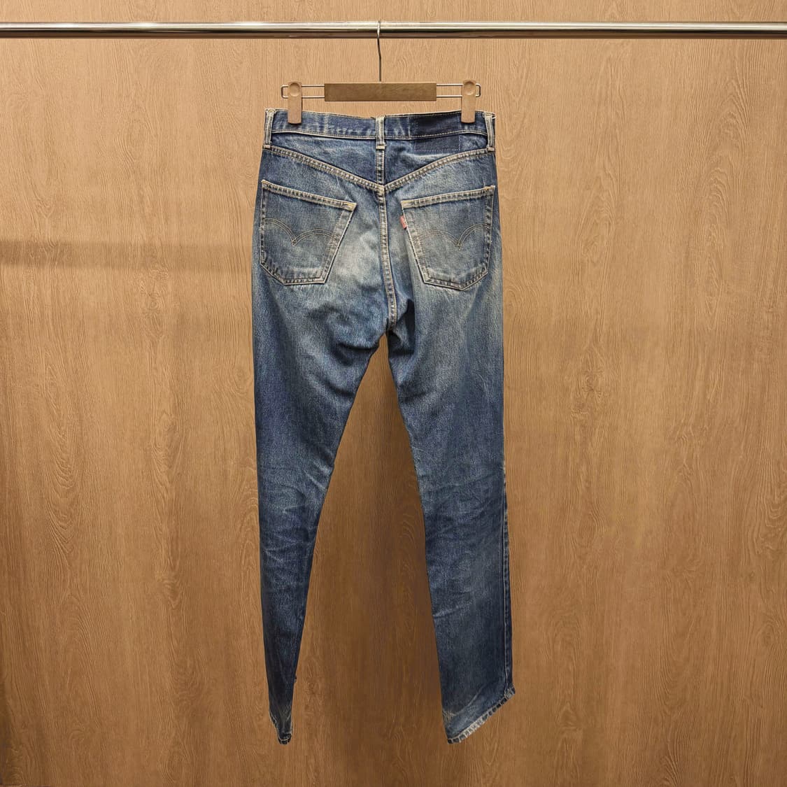 리바이스 워싱 데님 팬츠 로고 탭 버튼 클로징 디테일 레귤러핏 중청 상품이미지3