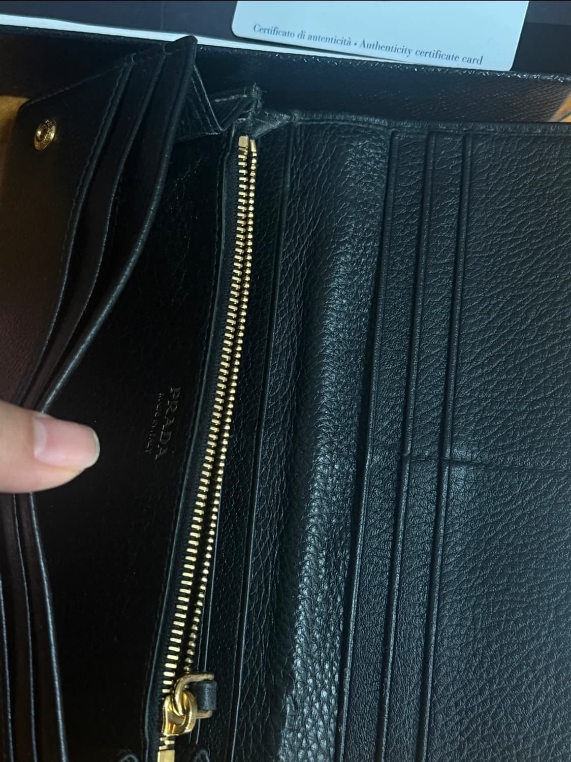 프라다 블랙 사피아노 장지갑, 미세 스크레치 상품이미지5