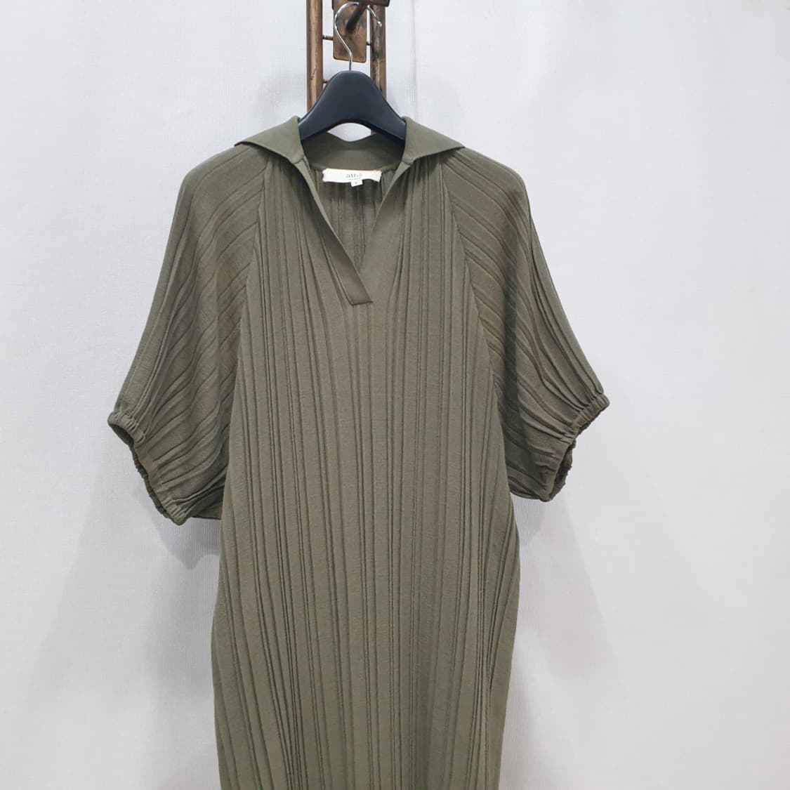 S)아떼바네사브루노 단색 반팔니트 원피스 상품이미지2