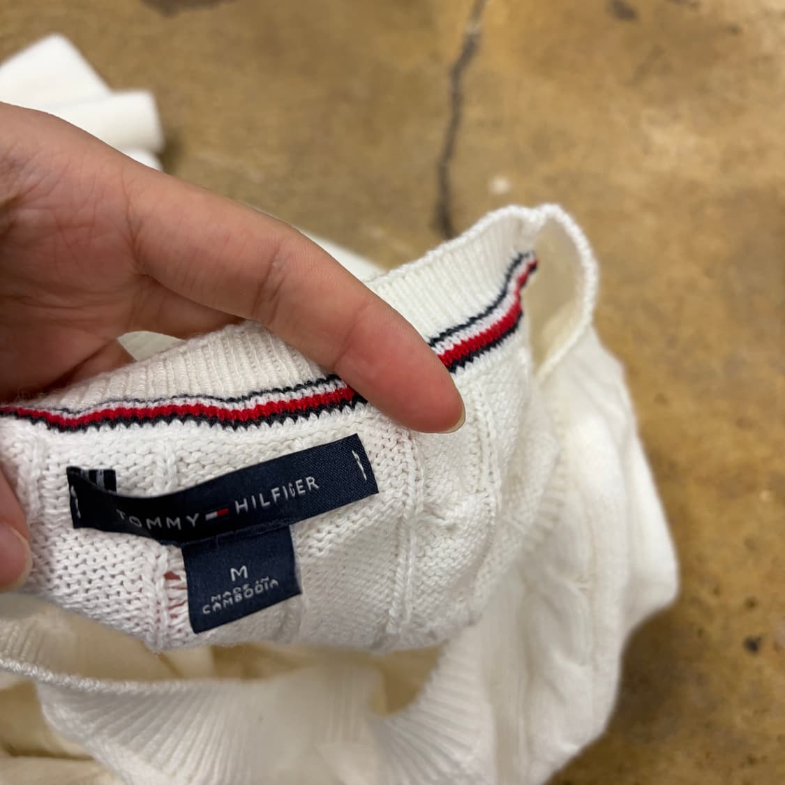 타미힐피거 소매 미니 로고 화이트 꽈배기 니트 상품이미지5