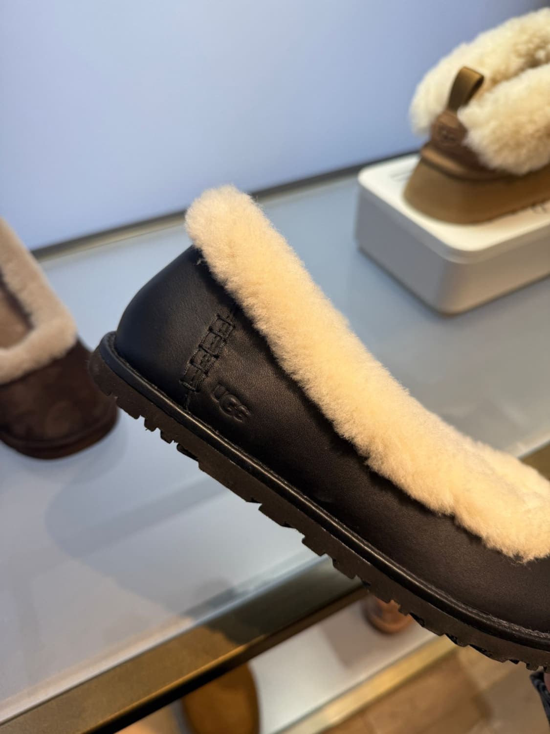 어그 조라 레더 발레리나 시어링 플랫슈즈 블랙 상품이미지5