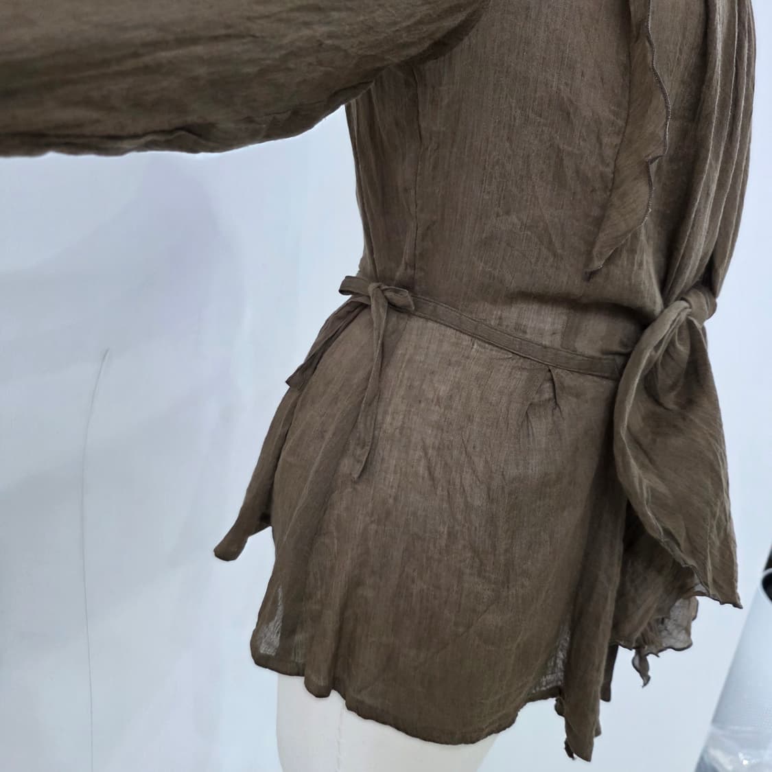 카키 린넨 혼방 내츄럴 리본 랩 블라우스 상품이미지7