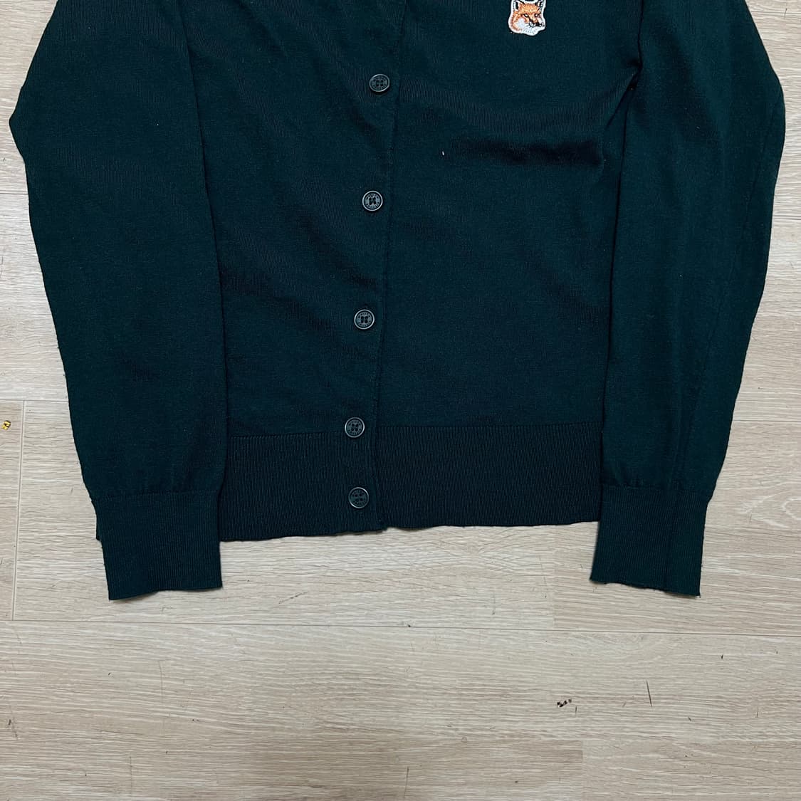 메종키츠네 폭스 헤드 자수로고 라운드넥 가디건 [다크 그린] M/95 상품이미지3