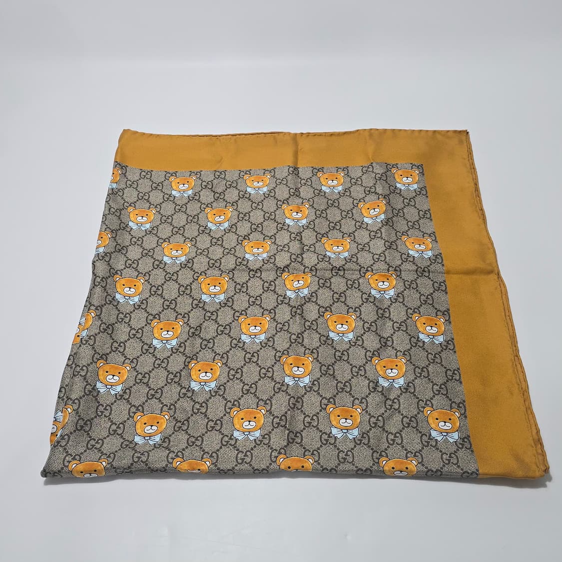 구찌 GG 수프림 엑소 카이 콜라보 테디베어 리미티드 에디션 실크 스카프 상품이미지4