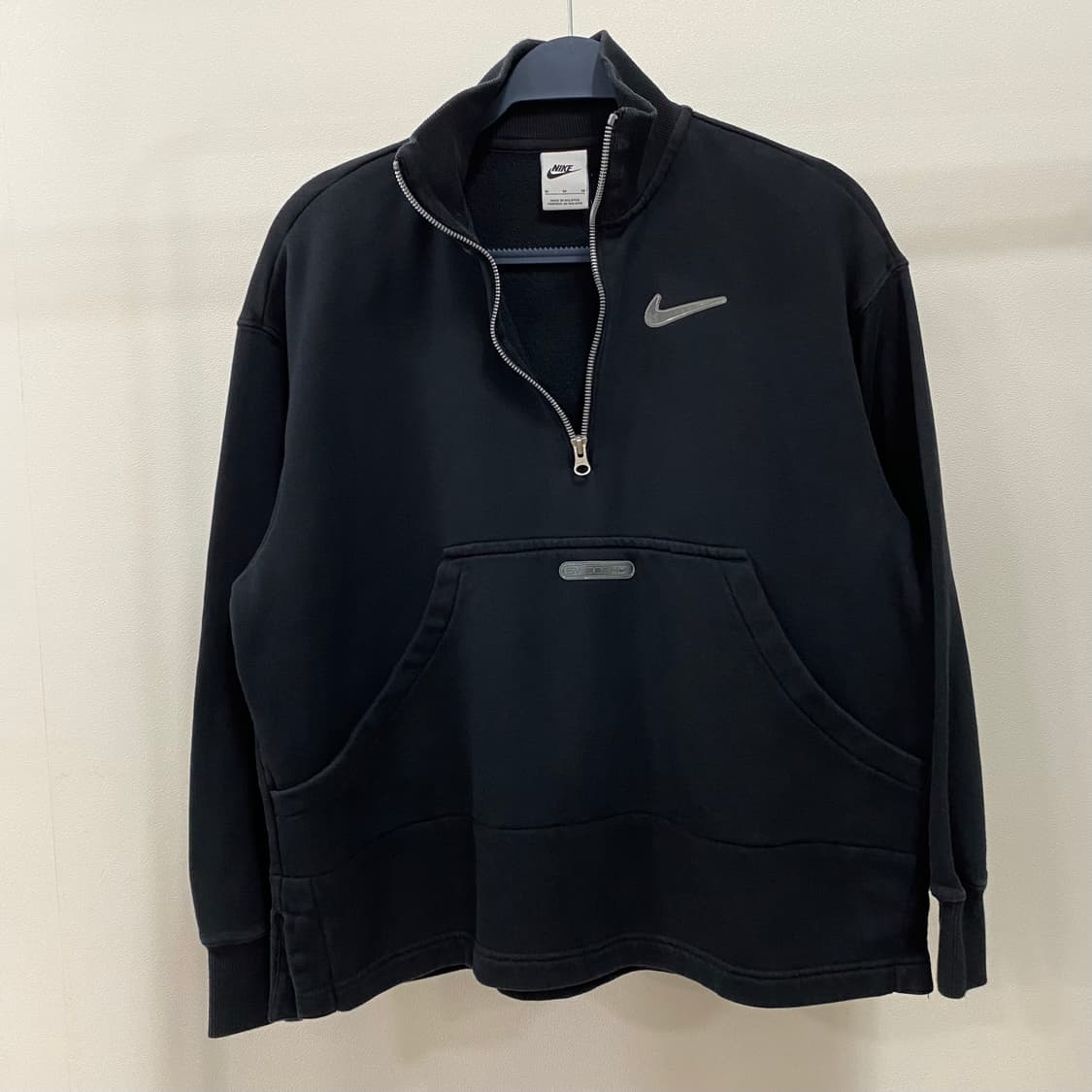 나이키 신형 스우시 플리스 쿼터집 맨투맨 블랙 상품이미지1