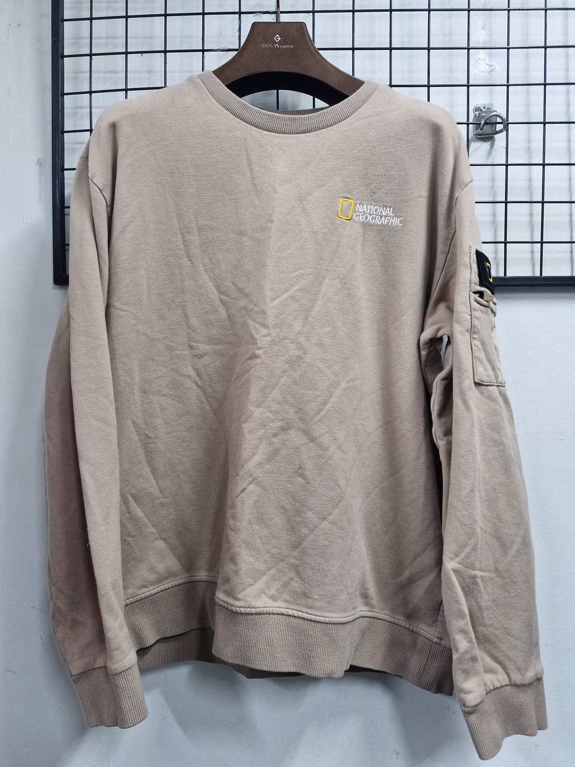 110XXL 내셔널지오그래픽 베이지 맨투맨. 상품이미지1