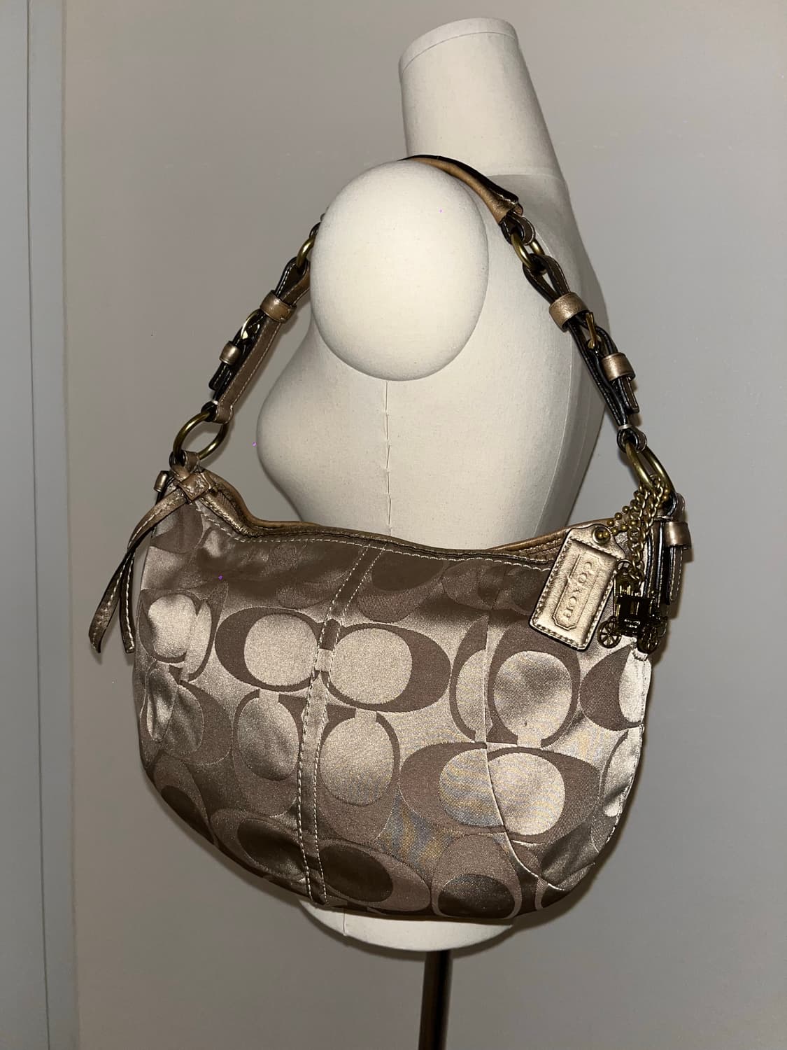 Coach Gold Half Moon Shoulder Bag 상품이미지2