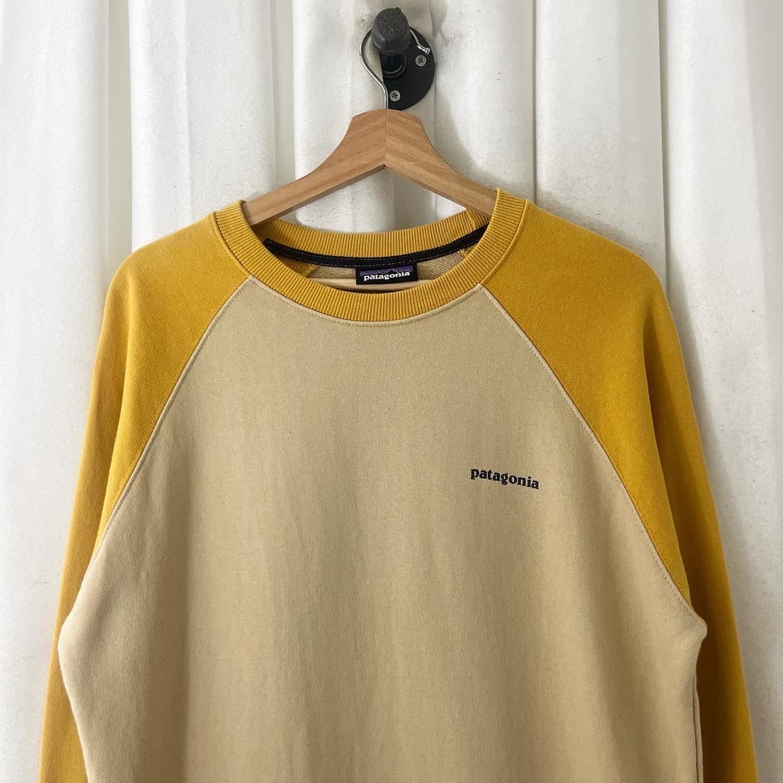 파타고니아 옐로우 백빅로고 라운드 맨투맨 상품이미지3