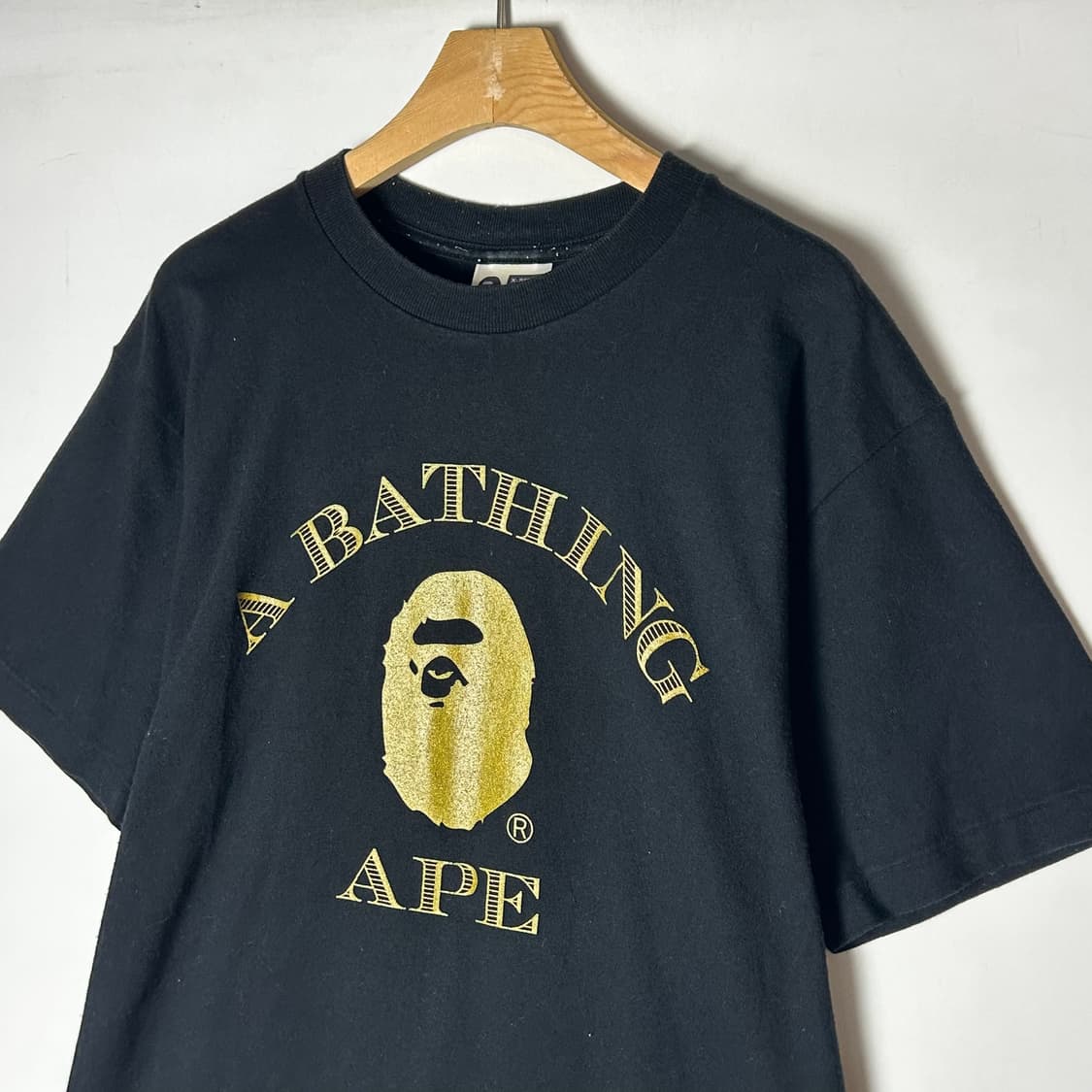 [BAPE] 00s 베이프 골드 사루로고 프린팅 반팔티셔츠 상품이미지2
